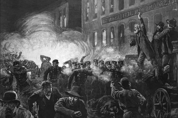干草市场暴乱的黑白历史插图，工人们在一栋建筑前抗议，烟雾弥漫